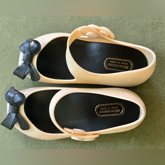 Girls Mini Mini brand tan flats with black bows - Picture 6 of 9